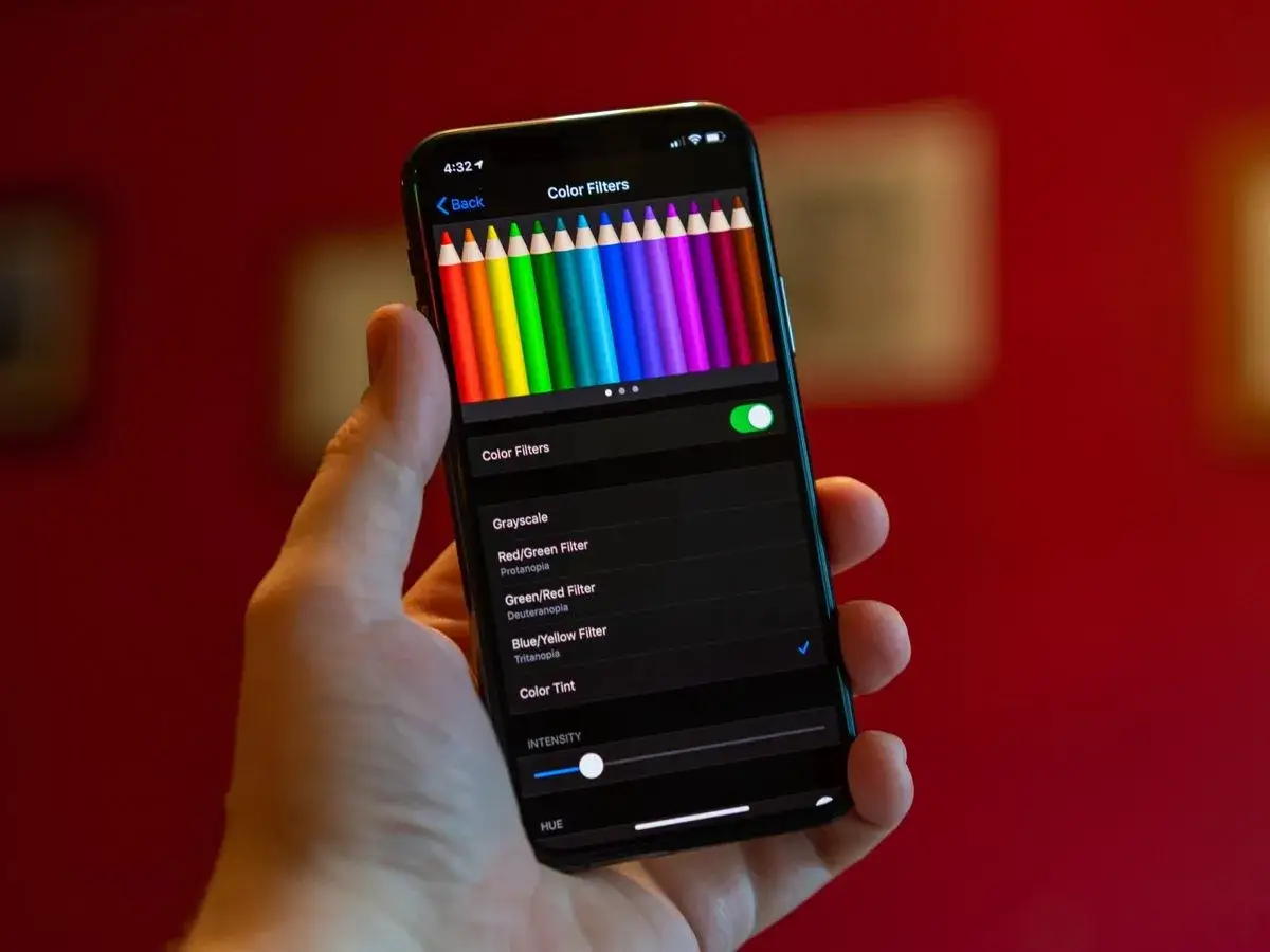 Jak odwrócić kolory zdjęcia na telefonie? Na ekranie iPhone'a widzisz opcje filtrów kolorów, w tym odwracanie barw.