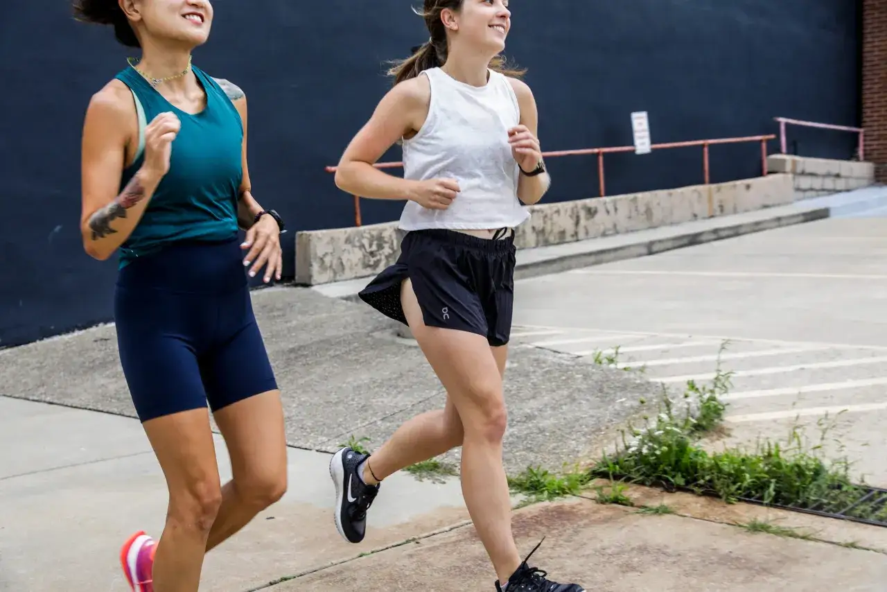 Zwei Frauen joggen, eine mit Kniearthrose, die andere gesund. Sie genie&szlig;en die Bewegung im Freien.