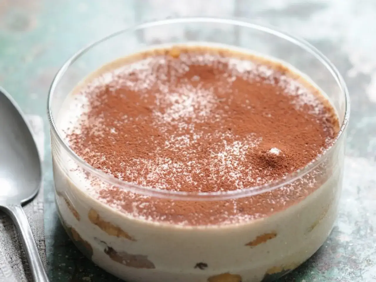 Ein cremiges Tiramisu im Glas, bestäubt mit Kakao. Perfekt für ein einfaches Tiramisu Rezept.