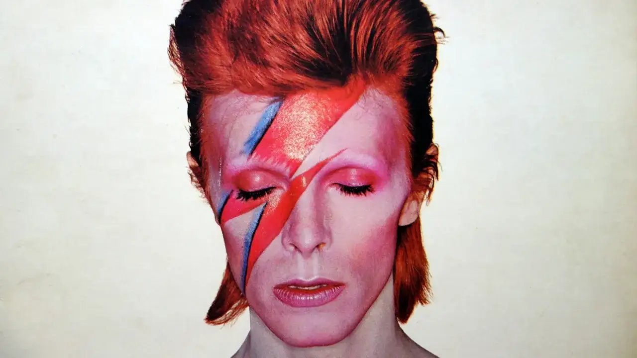 Ikoniczny makijaż Davida Bowiego z błyskawicą na twarzy, symbolizujący jego niezapomniane utwory.