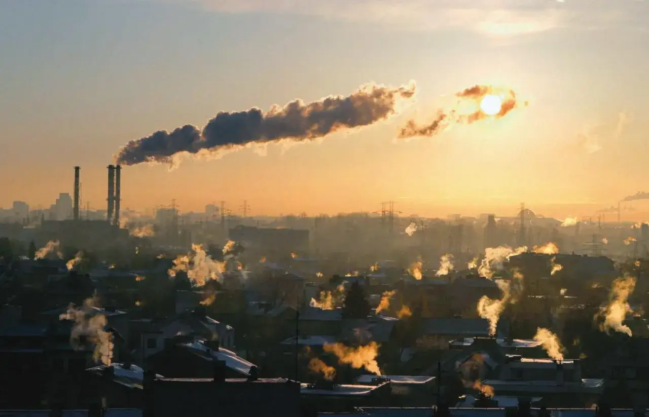 Smog w mieście, zanieczyszczone powietrze