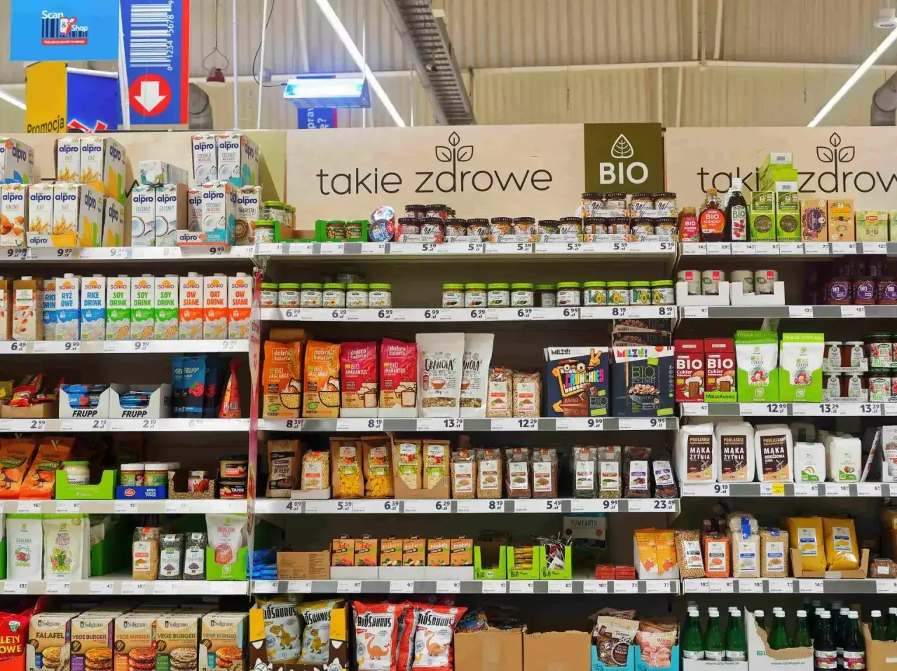 regał z wegańskimi produktami w supermarkecie