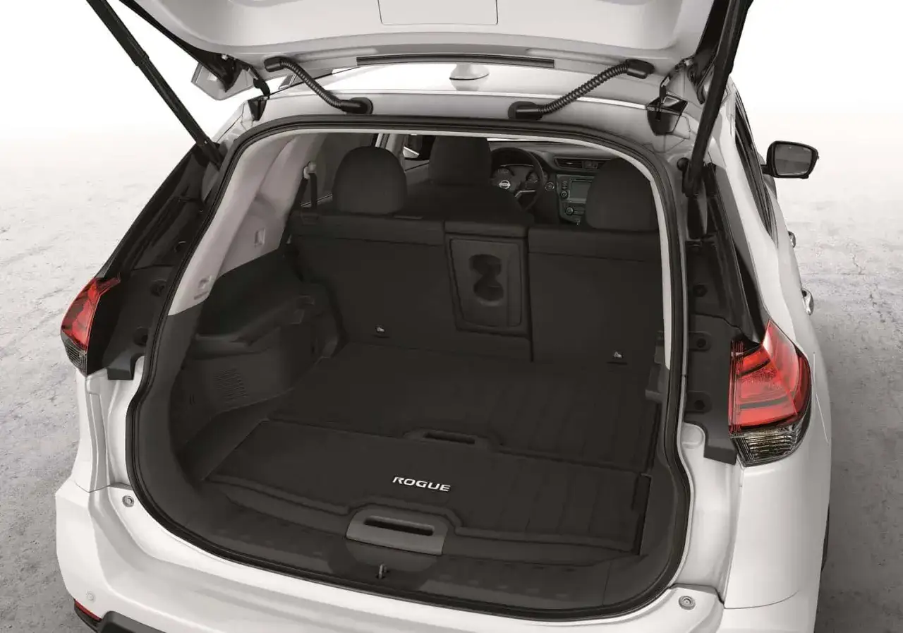Bagażnik Nissan Rogue z matą ochronną. Gotowy na podróż z rodziną i bagażami.