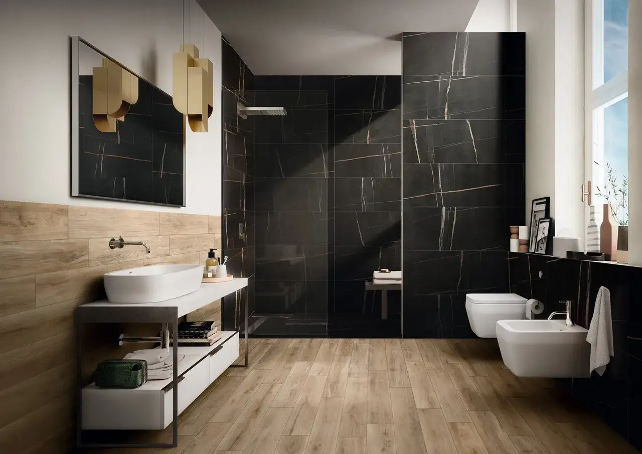 Luxuriöses Badezimmer mit dunklen Marmorfliesen, die an Sand erinnern, und Holzoptik. Inspiration für moderne Badezimmerfliesen.