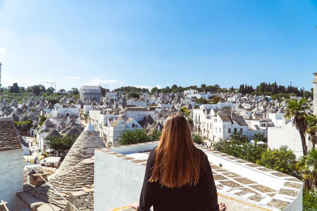 Widok na urokliwe trulli w Alberobello. Zastanawiasz się, co zobaczyć w tym magicznym miejscu?