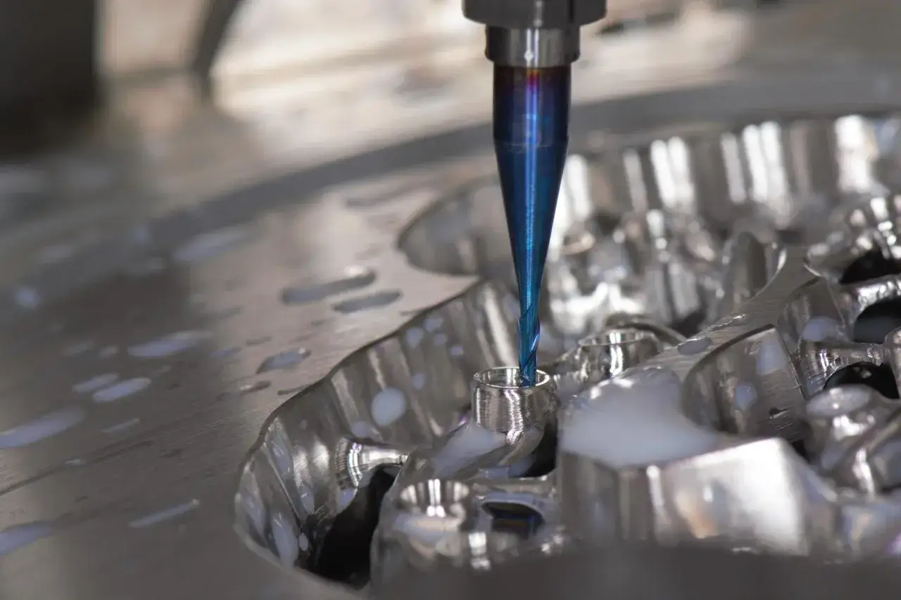 Fresatrice CNC che lavora un pezzo metallico, risultato di un accurato software progettazione.