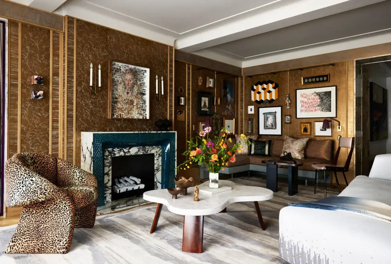 Nowoczesny salon w stylu art deco z panterkowym fotelem, marmurowym kominkiem i bogatą galerią sztuki na ścianach.
