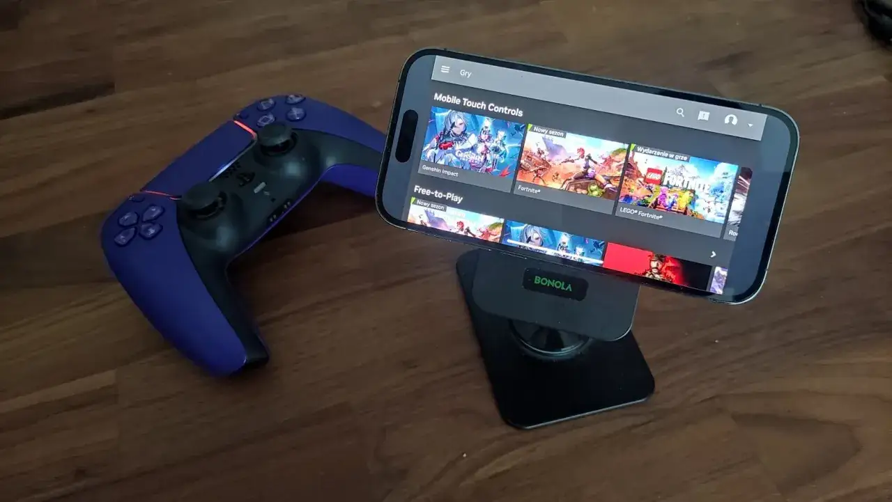 Fioletowy kontroler obok telefonu z grami. Dowiedz się, jak pobrać grę ze Steam na telefon, by cieszyć się rozgrywką mobilną.