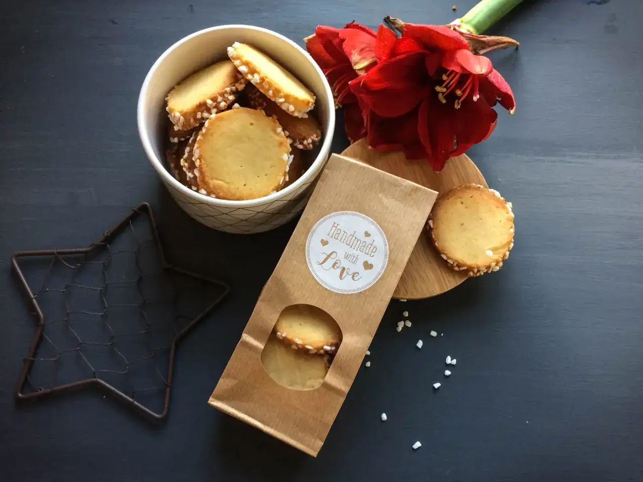 Original Heidesand Rezept: zarte Kekse mit Zuckerperlen, liebevoll verpackt. Ein Genuss für jeden Anlass.