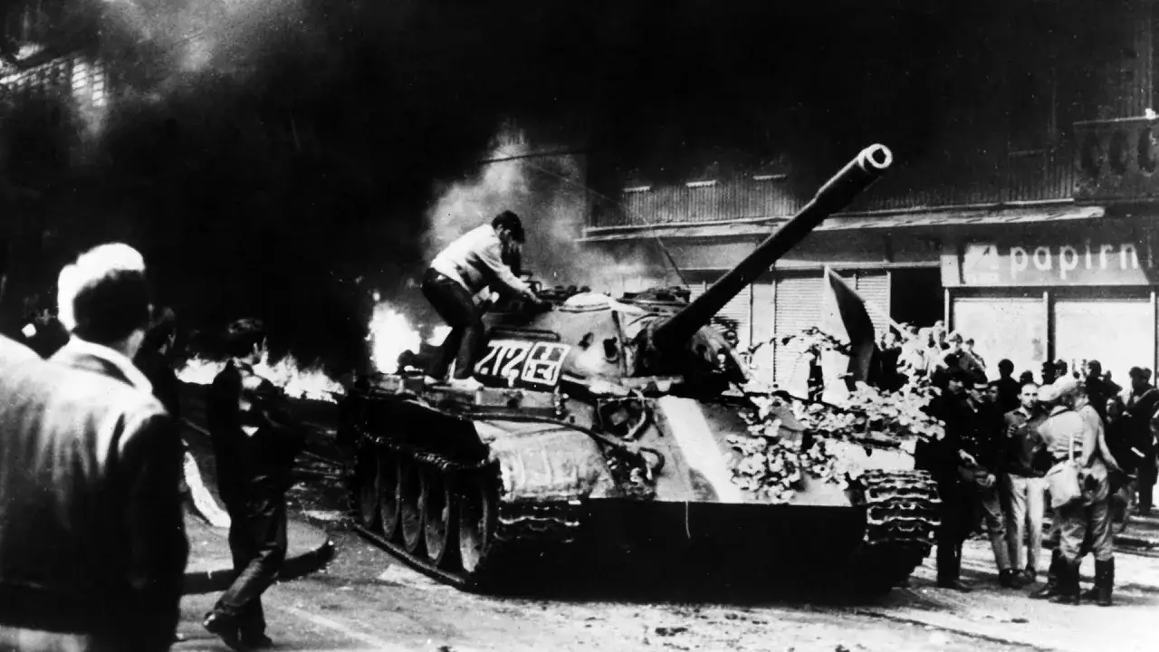 Panzer in Flammen, Menschen auf der Straße. Die