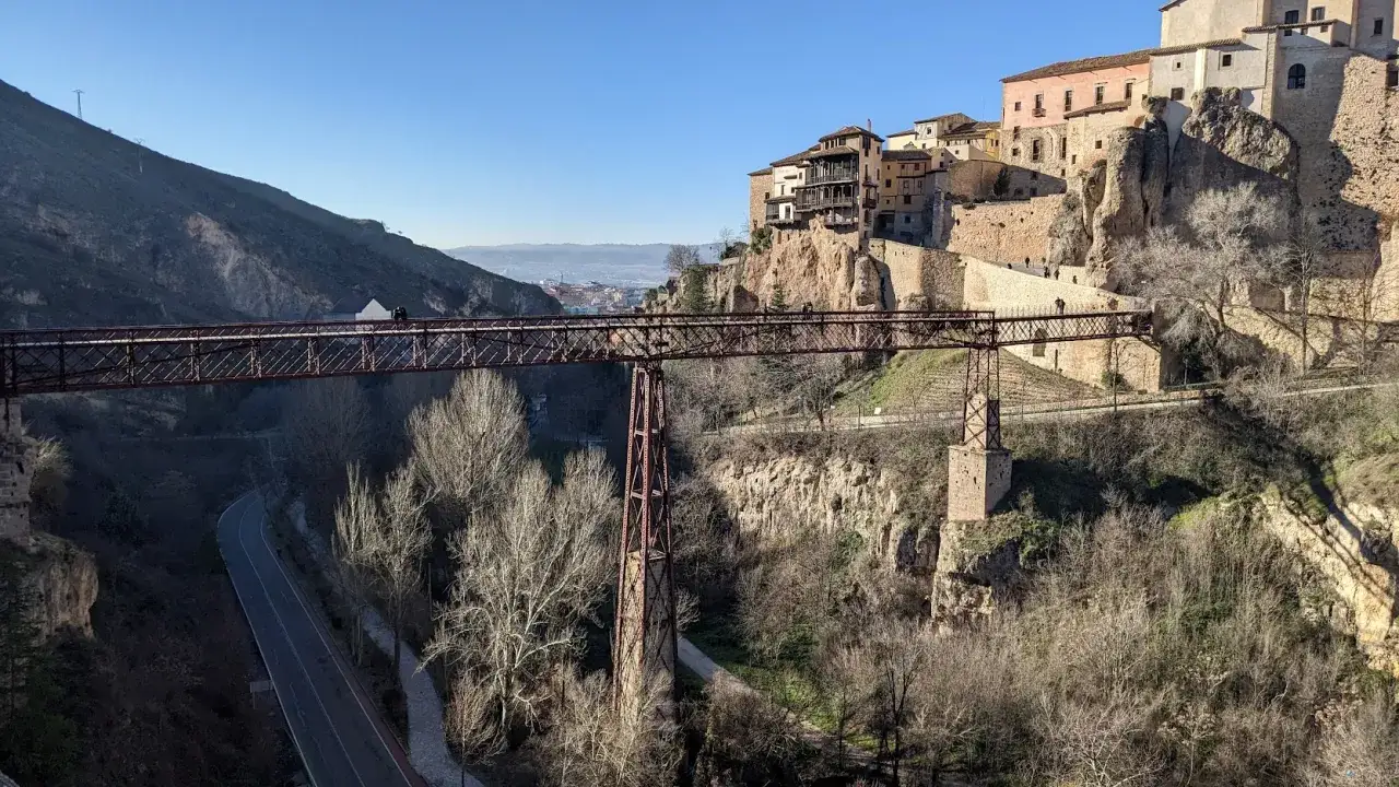Puentes de Cuenca, con casas colgantes sobre el barranco y un camino serpenteante.