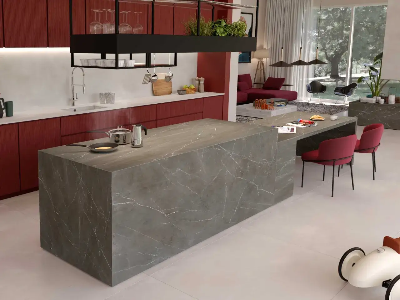 Encimera de cocina moderna con veteado de mármol gris, combinada con gabinetes rojos y sillas a juego.