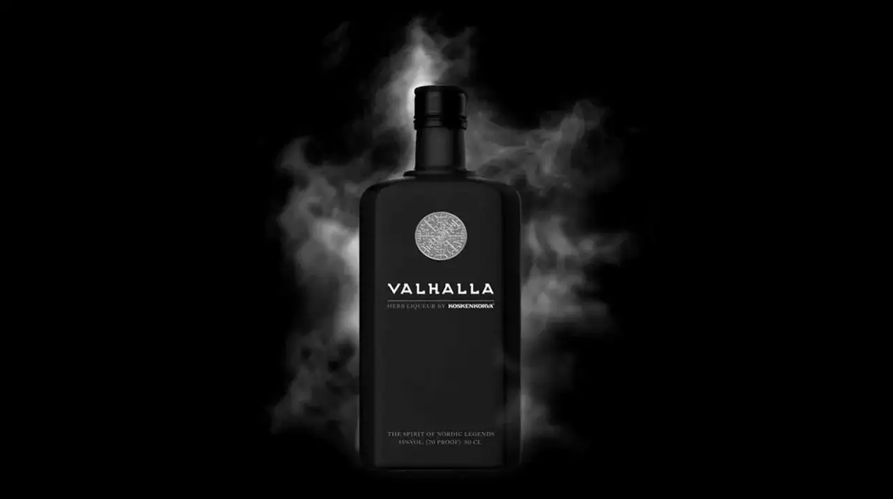 Czarna butelka Valhalla, alkohol z nutą nordyckich legend, otoczona mgłą.