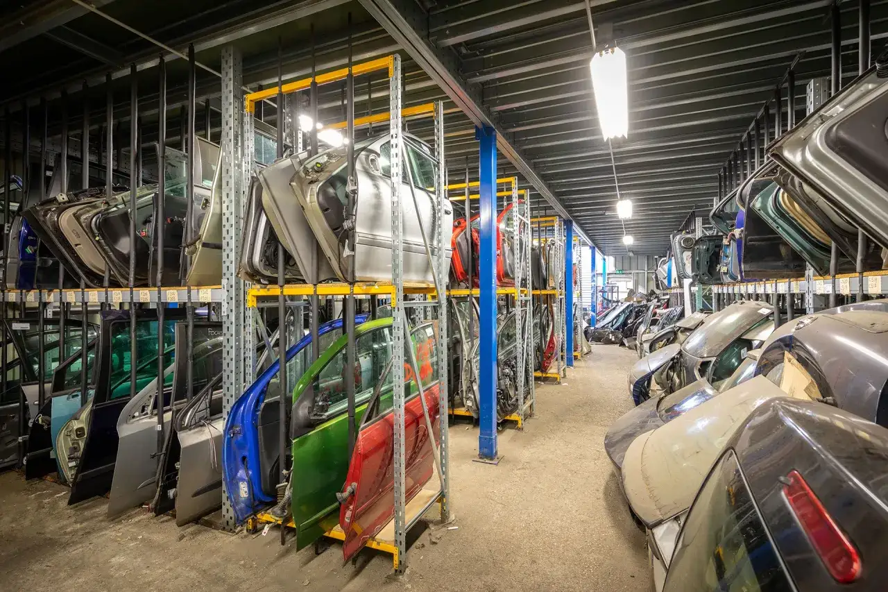 Casse auto moderne et organisée avec pièces détachées rangées