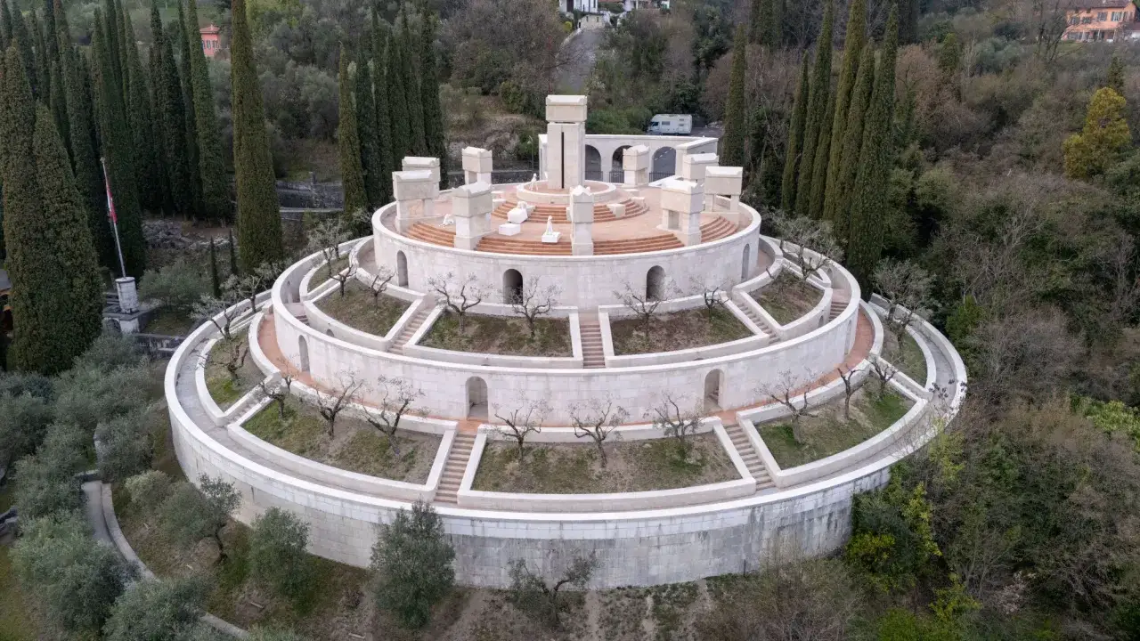 Il Vittoriale degli Italiani, un luogo unico da scoprire. Architettura monumentale e giardini terrazzati tra i cipressi.