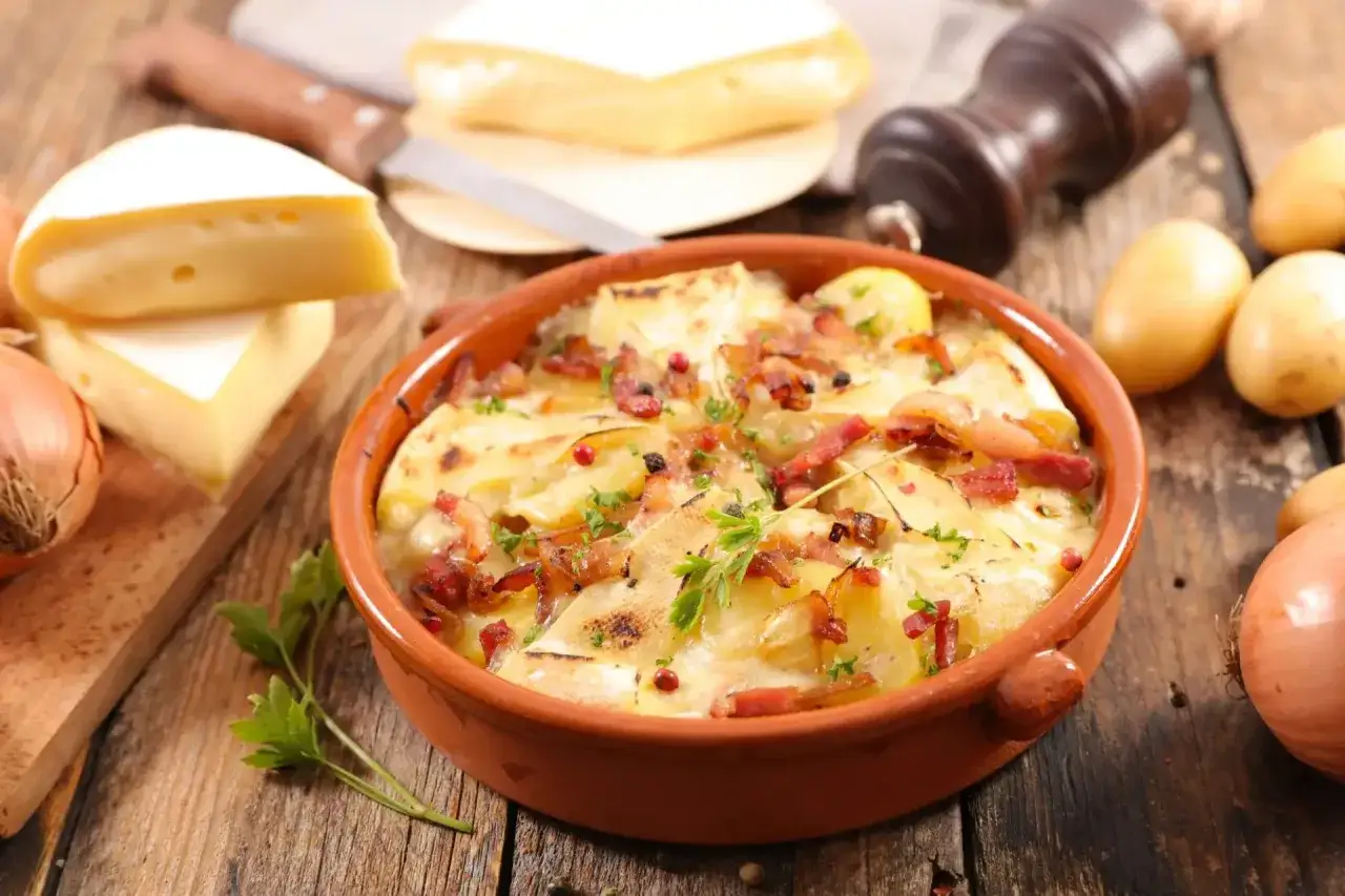 Plat de tartiflette gratiné, avec pommes de terre, lardons, oignons et fromage savoyard. Une recette réconfortante.
