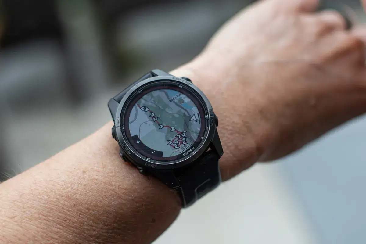 Garmin Fenix 7 Pro Solar Test: Die Smartwatch zeigt eine Wanderroute auf dem Display.