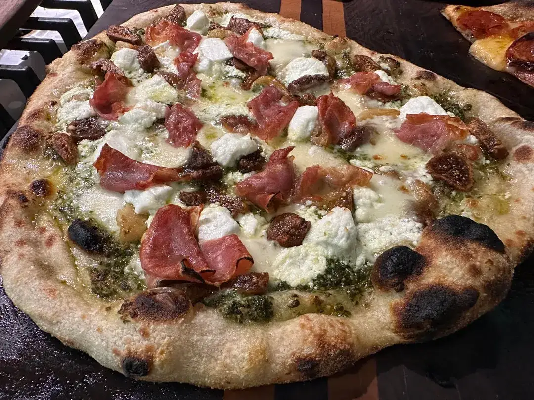 Spalona pizza domowa