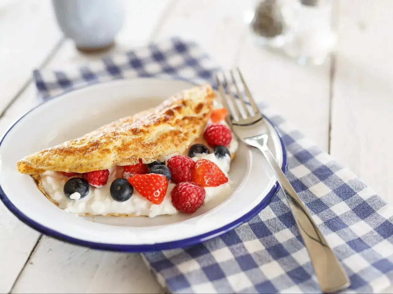 Słodki omlet z serkiem i owocami leśnymi, idealny na śniadanie. Ten przepis na omlet na słodko zachwyci każdego.