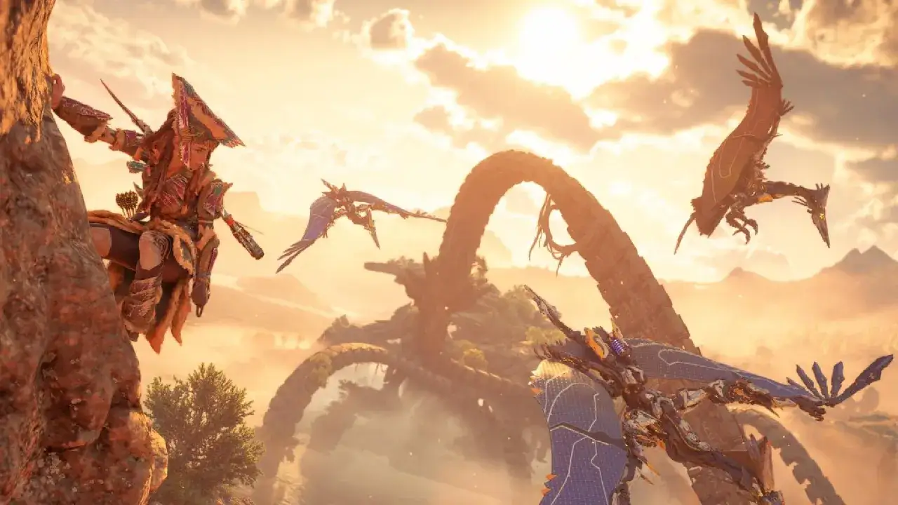 Aloy z Horizon Zero Dawn 2 walczy z mechanicznymi ptakami na tle zachodzącego słońca.