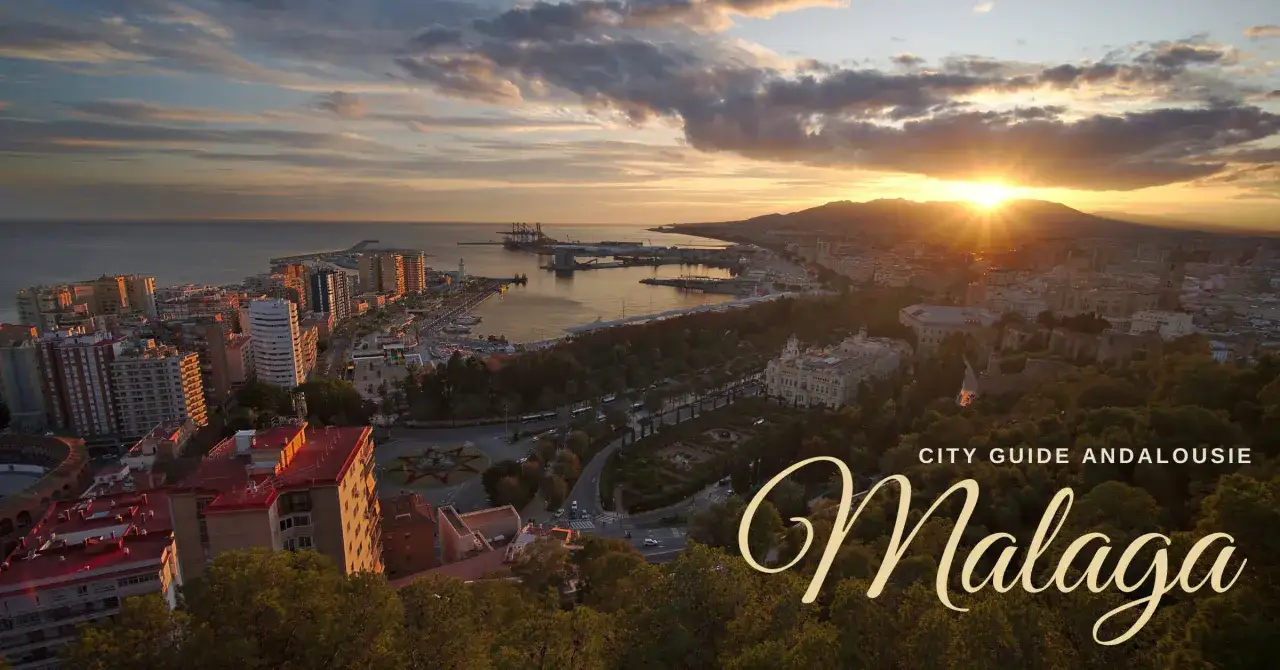 Vue panoramique de Malaga au coucher du soleil, un guide de la ville en Andalousie.