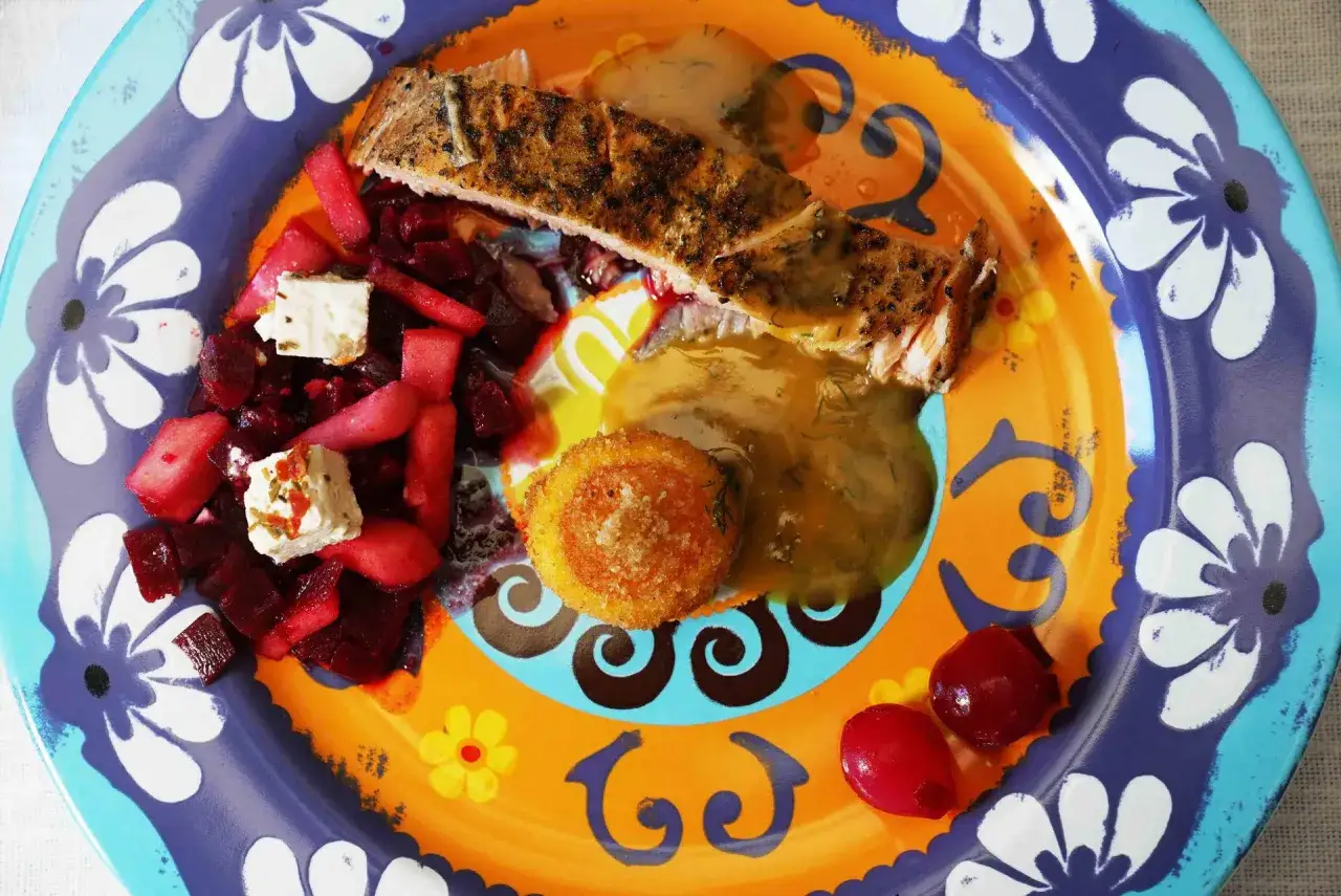 Ein k&ouml;stliches Gericht mit Lachs, Rote-Bete-Salat und einer knusprigen Beilage &ndash; perfekt f&uuml;r das perfekte Dinner Rezepte.