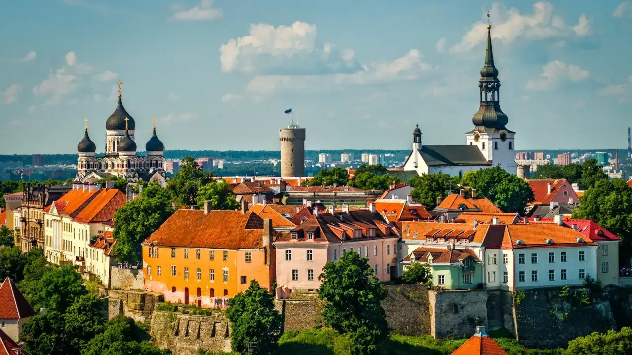 Widok na zabytkowe centrum Tallinna, gdzie zobaczysz prawosławną katedrę Aleksandra Newskiego, wieżę Toompea i kościół św. Olafa.