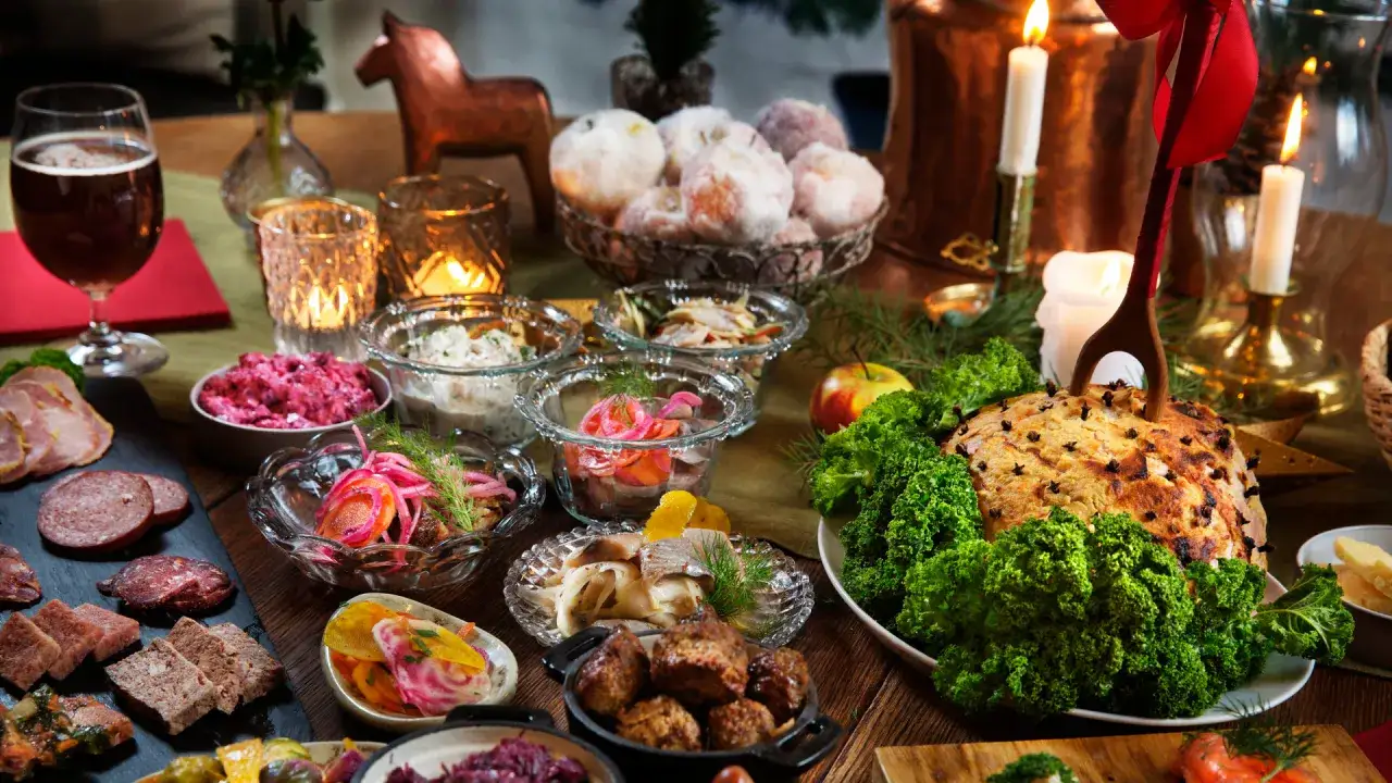 Här är en härlig bild som visar vad man har på ett julbord: julskinka, köttbullar, sill, rödbetor, och andra godsaker.