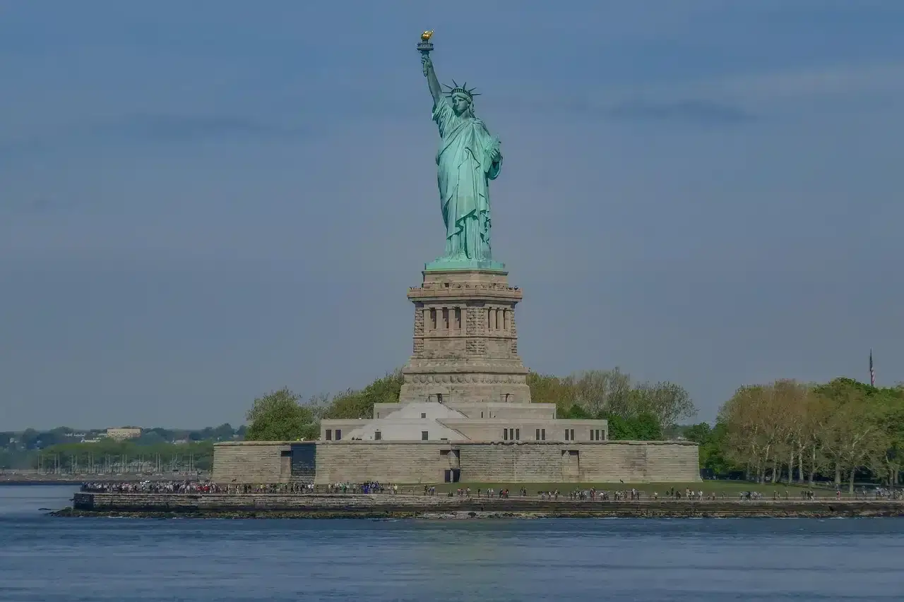 Frihetsgudinnan, en ikon för USA historia, reser sig majestätiskt över vattnet.