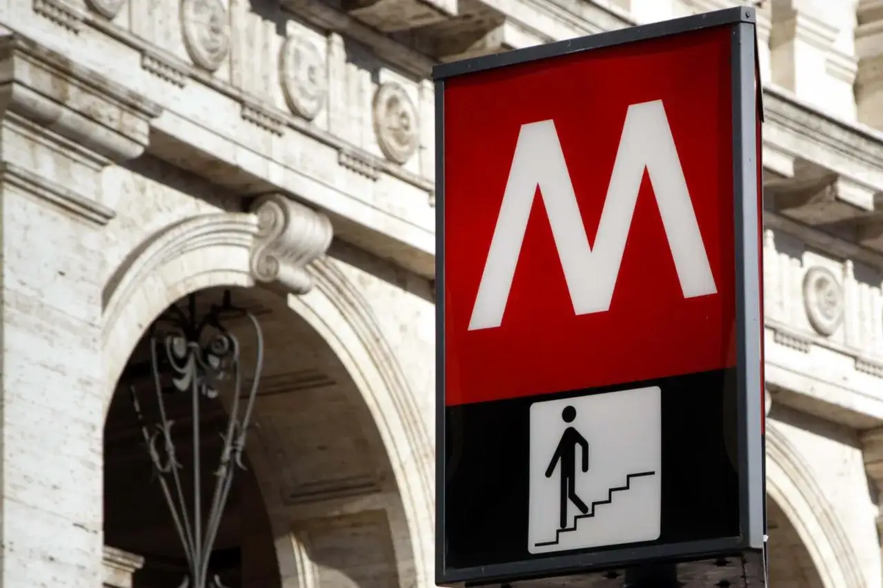 Segnale della metropolitana di Roma con la