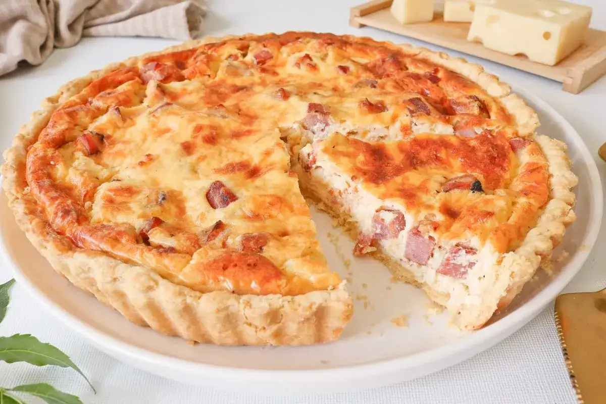 Un delicioso pate de paques con trozos de jamón y queso, recién horneado y listo para disfrutar.