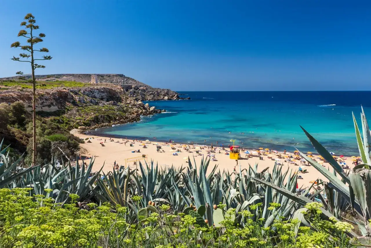 Malta plaże: złocisty piasek, turkusowe morze i mnóstwo słońca. Idealne miejsce na wakacje.