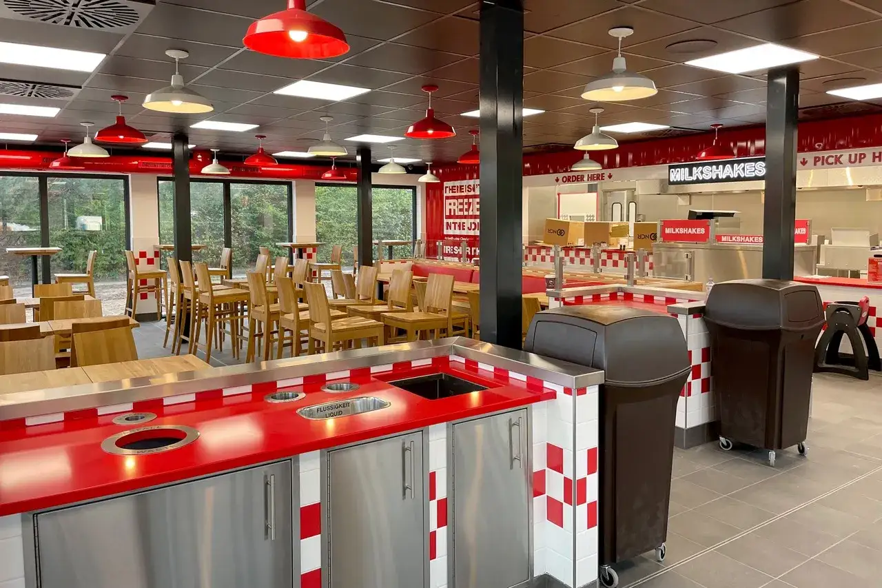 Five Guys interni ristorante con clienti