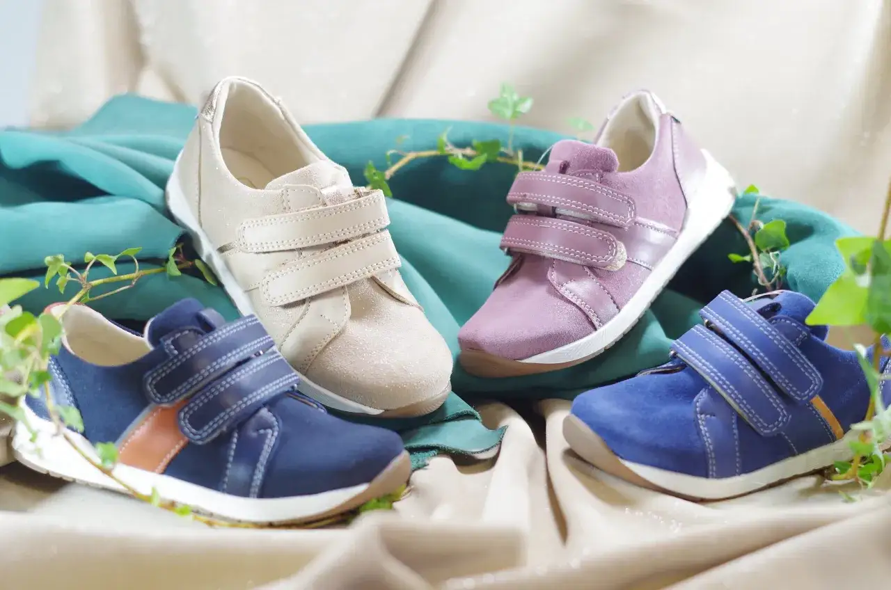 Modne buty na rzepy: beżowe, fioletowe i granatowe. Idealne dla dzieci, wygodne i stylowe.