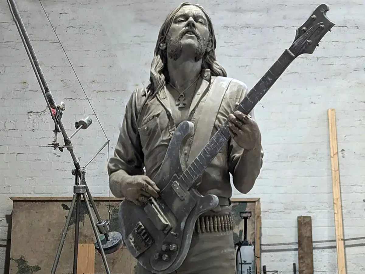 Eine Skulptur von Lemmy Kilmister, geboren 1945, mit seiner E-Gitarre.