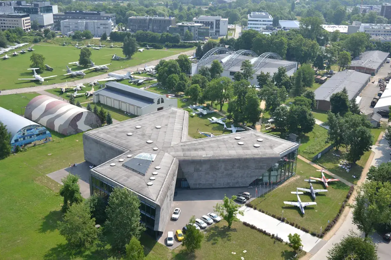 Muzeum Lotnictwa Polskiego w Krakowie, gdzie można zobaczyć wiele samolotów. Ile jest lotnisk w Krakowie? Tylko jedno, to główne lotnisko.