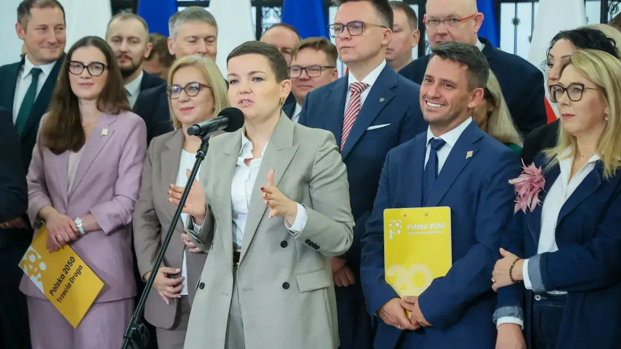 Grupa polityków Polski 2050, w tym Szymon Hołownia, omawia wpływ social mediów i podcastów na popularność partii.