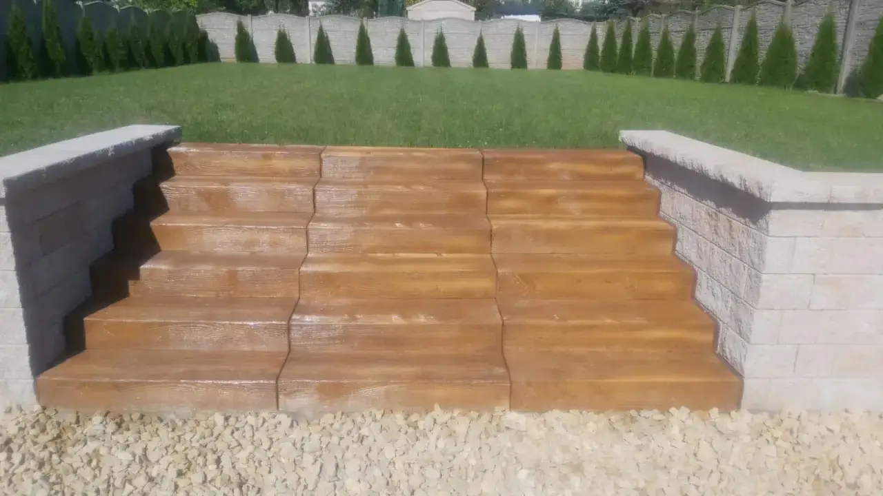 Schody zewnętrzne imitujące drewno, wykonane z betonu, to sposób na tanie i efektowne schody.