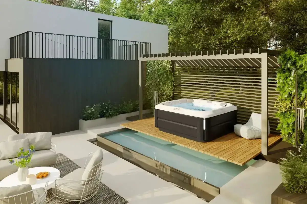 Moderne Gartengestaltung mit aufstellpool: Ein Whirlpool auf Holzdeck neben einem schmalen Pool, umgeben von Pflanzen und moderner Architektur.