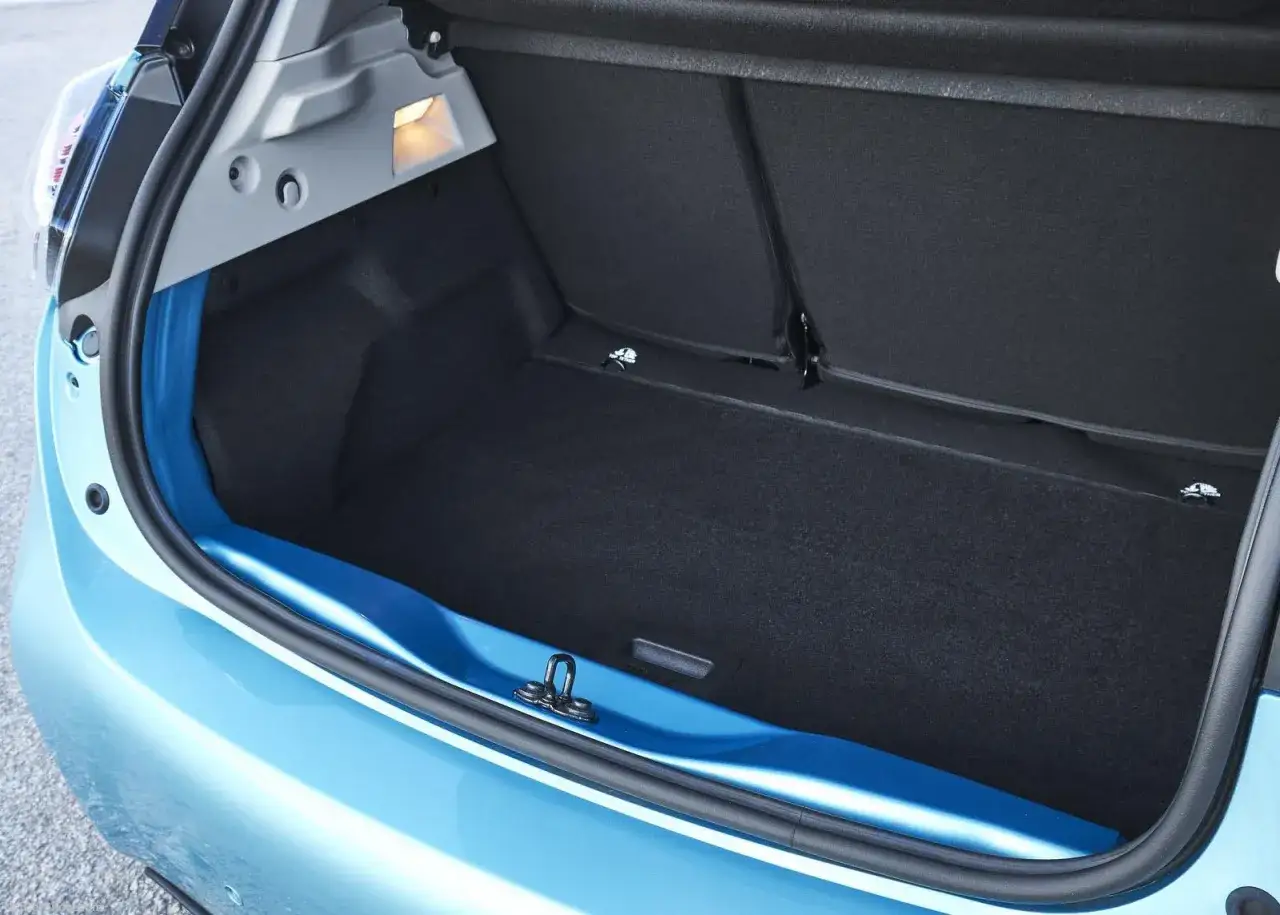 Maletero del Renault Zoe, listo para cargar tus compras o equipaje. Espacio pr&aacute;ctico y bien iluminado.
