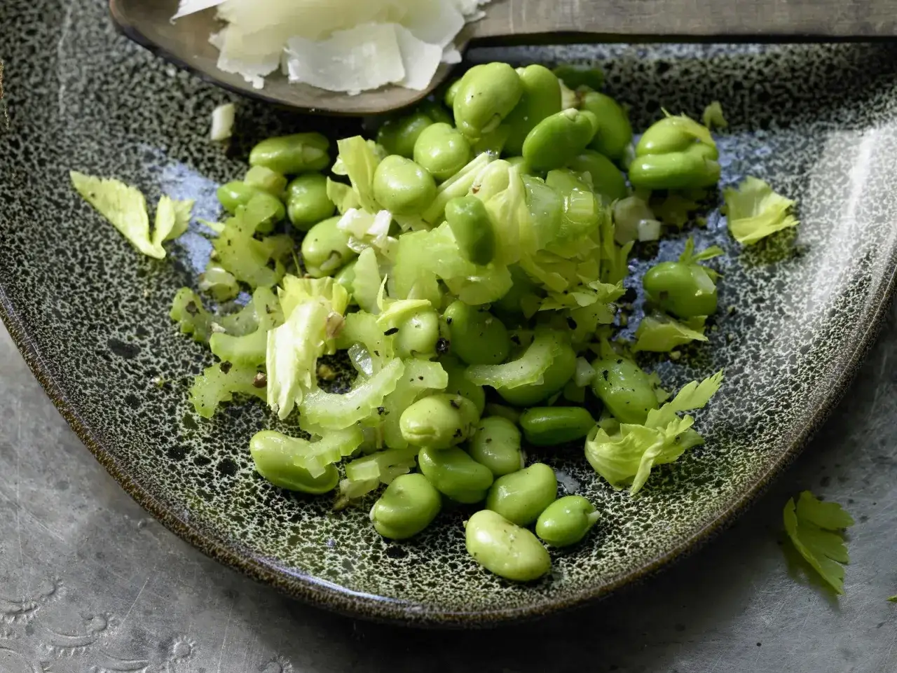 Saubohnen-Salat mit Sellerie und Parmesan – ein einfaches, frisches saubohnen rezept.