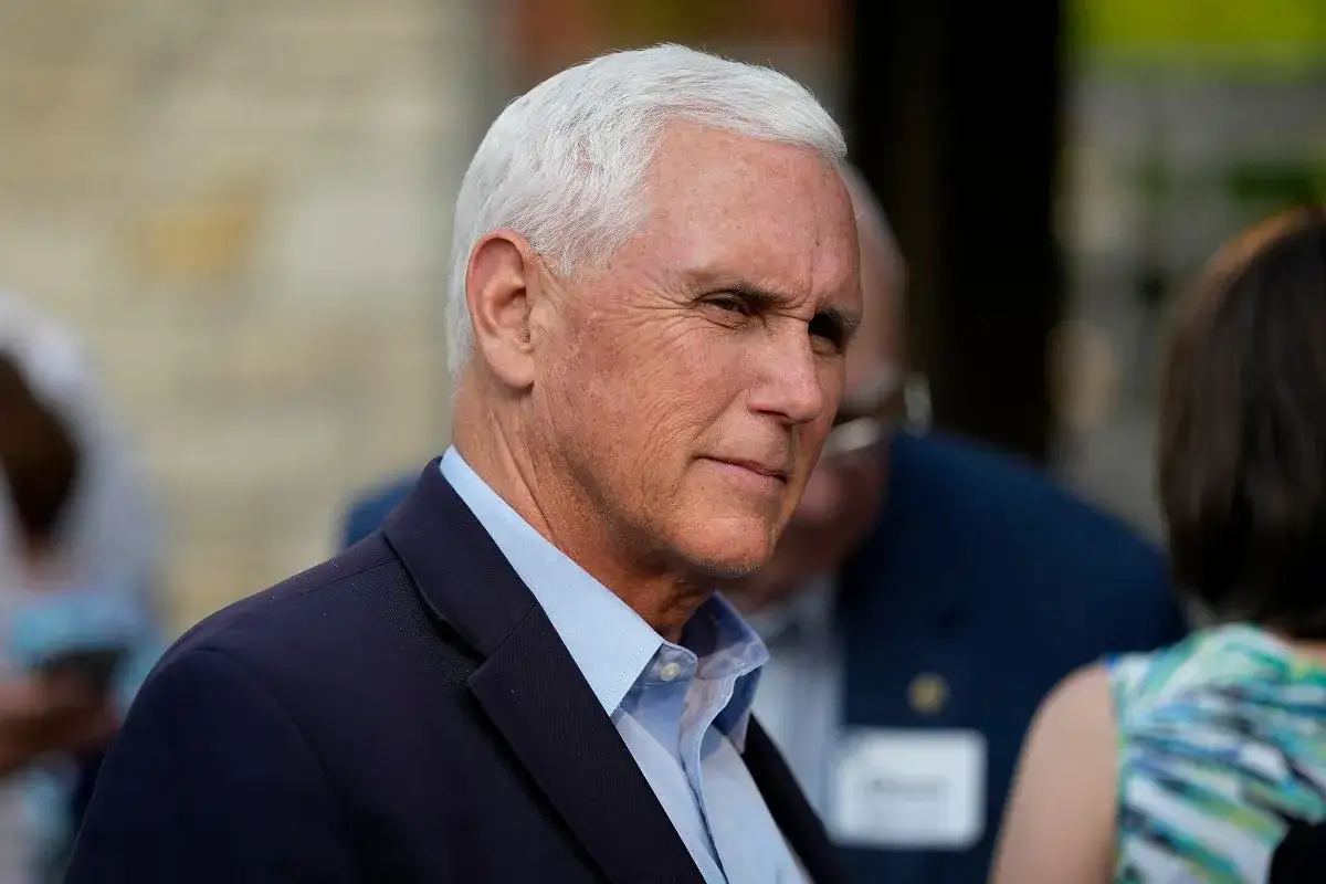 Mike Pence, wiceprezydent USA, w granatowej marynarce i błękitnej koszuli, z siwymi włosami, spogląda w bok.