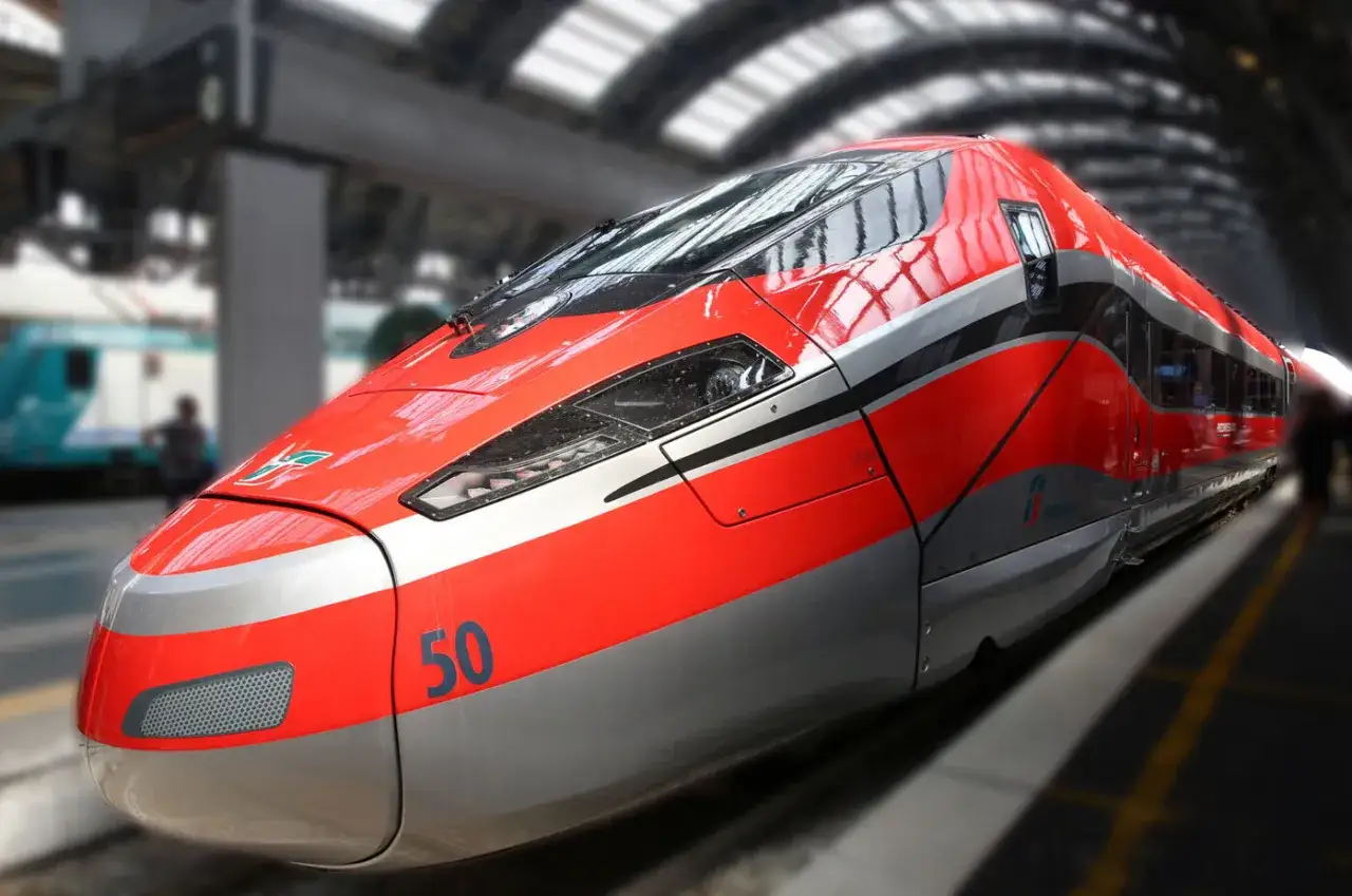 R&ouml;tt h&ouml;ghastighetst&aring;g, nummer 50, redo att l&auml;mna Milano f&ouml;r Rom.