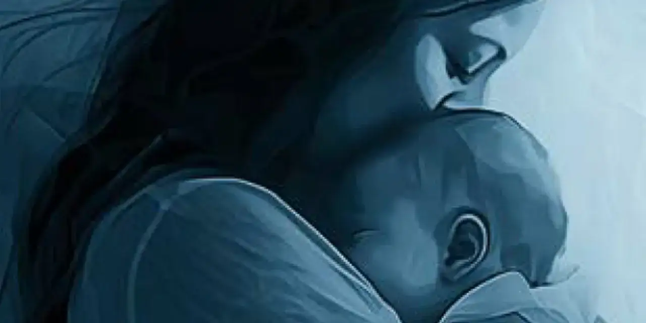 Une mère étreint son enfant, un foetus de 6 mois mort, dans un moment de profonde tristesse et d'amour éternel.