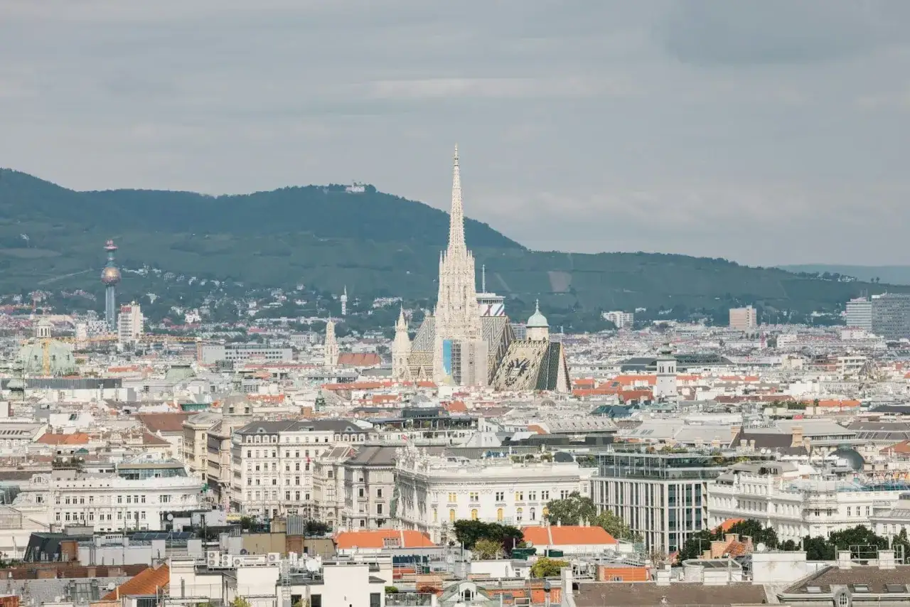 Panorama Wiednia z dominującą katedrą św. Szczepana. W oddali wzgórza i wieża telewizyjna. Idealne miejsce, by zobaczyć, co zobaczyć w Wiedniu.