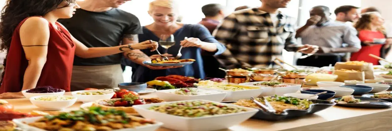 catering usługa kompleksowa vs dostawa jedzenia