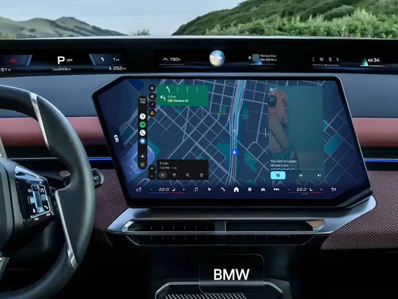 Wnętrze BMW z ekranem multimedialnym pokazującym mapę i odtwarzacz muzyki. Widoczna nawigacja i ikony aplikacji, wszystko działa płynnie dzięki android auto najnowsza wersja.