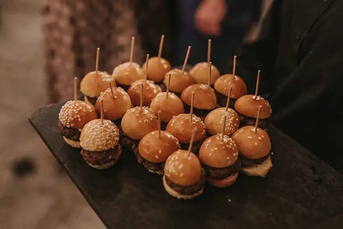 Mini hamburguesas perfectas para un men&uacute; infantil de boda.