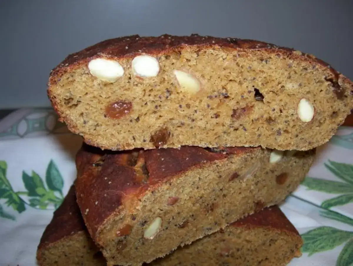 Gestapelte Scheiben eines rustikalen Brotes mit Mandeln, Rosinen und Mohn. Ein Beispiel f&uuml;r leckere Rezepte mit Lupinen.
