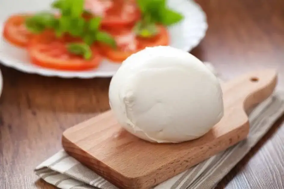 Mozzarella odsączana na ręczniku papierowym